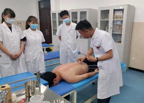 洛陽職業技術學院中醫老師課后為學生針灸治病獲贊